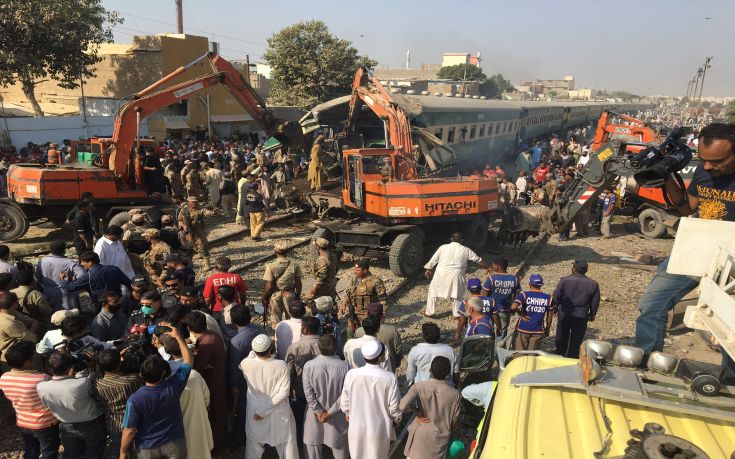 Πολύνεκρη σύγκρουση τρένων στο Πακιστάν