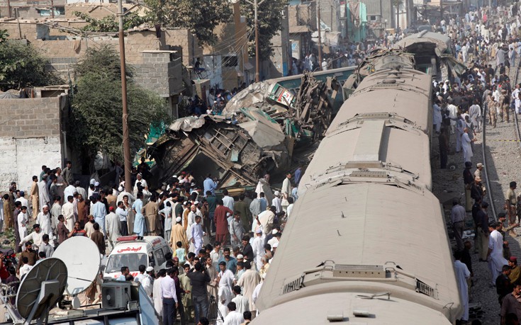 Μεγαλώνει ο απολογισμός των νεκρών από τη σύγκρουση τρένων στο Πακιστάν