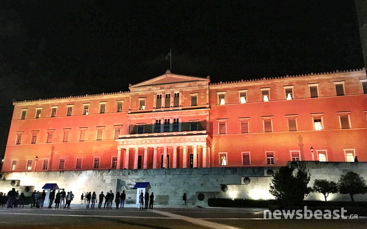 Στα πορτοκαλί η Βουλή για τη βία κατά των γυναικών