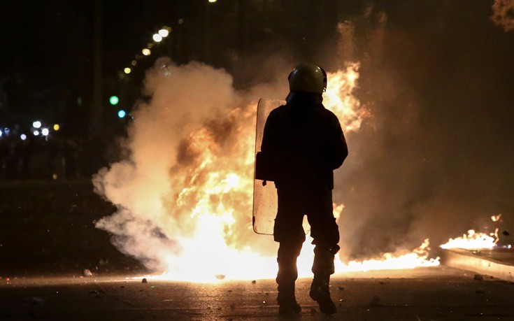 Νύχτα συγκρούσεων και πάλι σε Εξάρχεια και Πολυτεχνείο