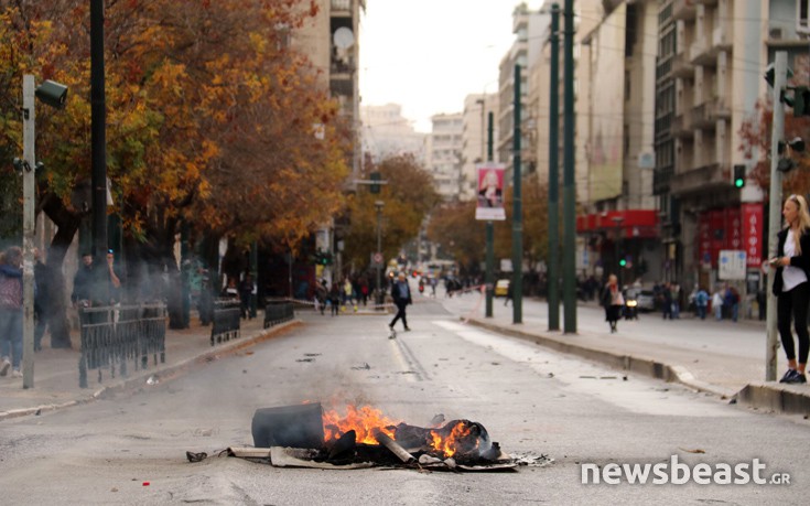 Εικόνες καταστροφής στην Πατησίων μετά τα επεισόδια