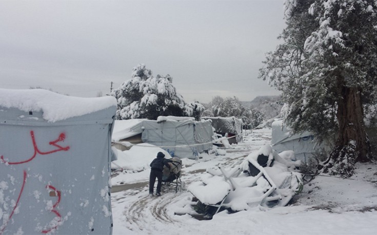 Μετέφεραν τους πρόσφυγες από τον καταυλισμό που είχε θαφτεί στο χιόνι