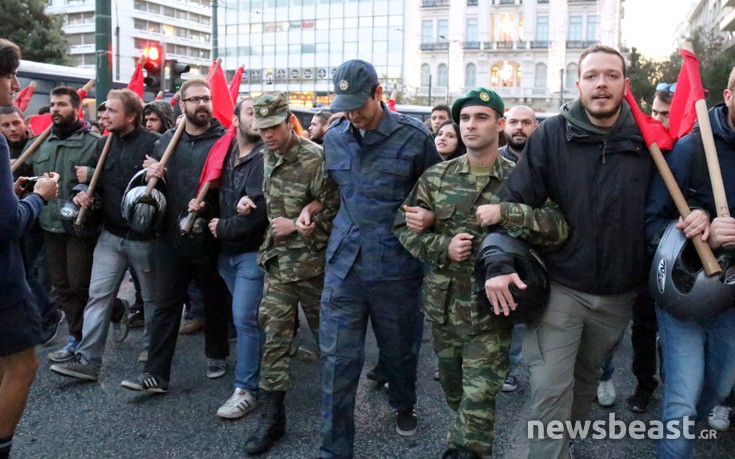 Καρέ καρέ η μεγάλη πορεία για την επέτειο του Πολυτεχνείου