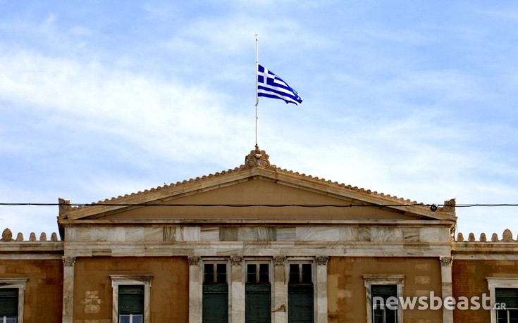 Μεσίστια η σημαία στη Βουλή για τον Κωστή Στεφανόπουλο