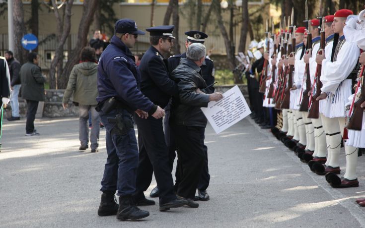 Ο άγνωστος άντρας στην κηδεία του Στεφανόπουλου που έφερε αναστάτωση