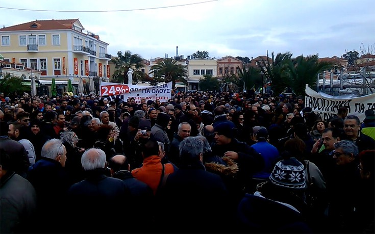 «Νέκρωσαν» τα νησιά του Β. Αιγαίου, έκλεισαν ακόμη και τα περίπτερα