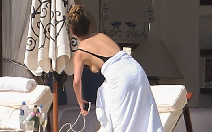 Ξεχειλίζει το στήθος της Chrissy Teigen