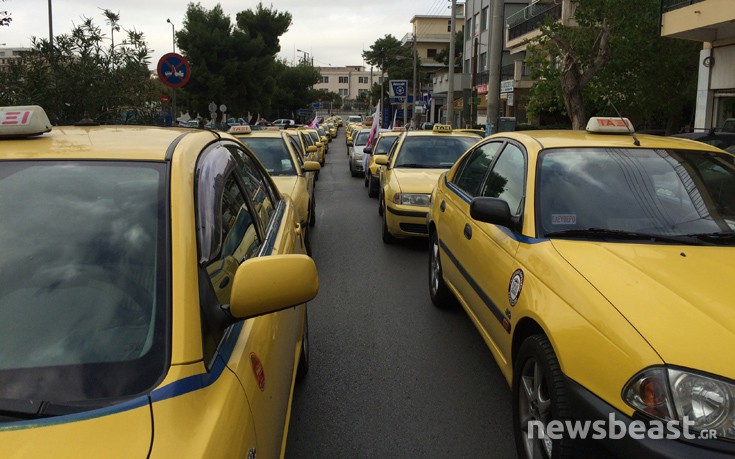 Έξω από το υπουργείο Μεταφορών οι οδηγοί ταξί