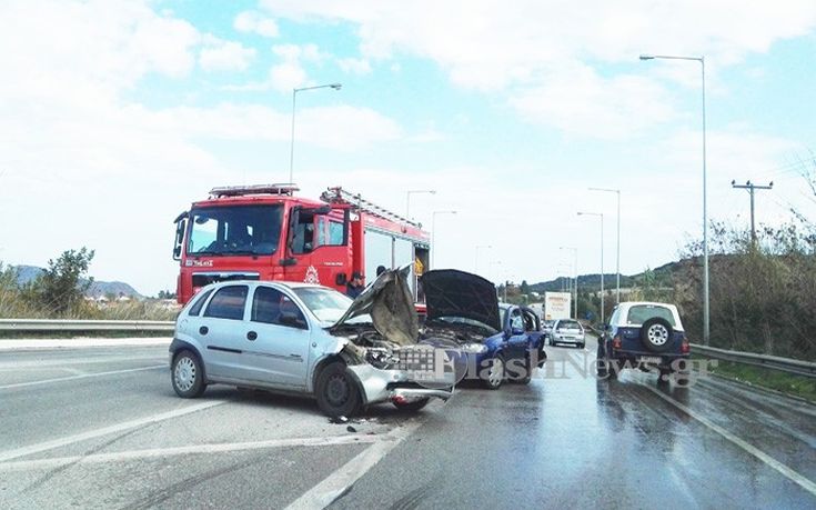 Σφοδρή σύγκρουση δύο αυτοκινήτων στα Χανιά