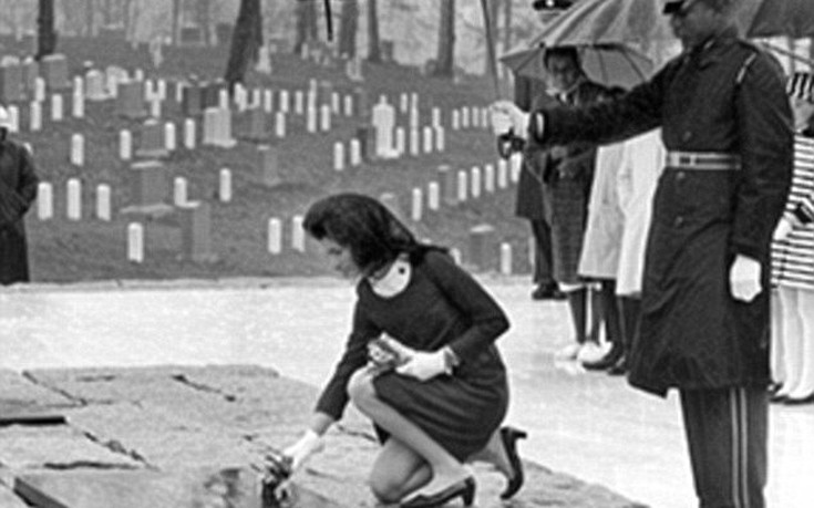 Η τελευταία κίνηση της Τζάκι πριν την ταφή του Τζον Κένεντι