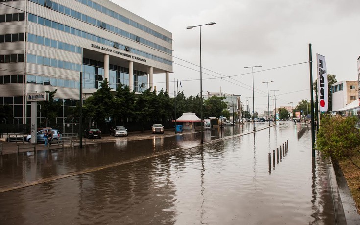 Πλημμύρισε η Πειραιώς στο ύψος της Χαμοστέρνας