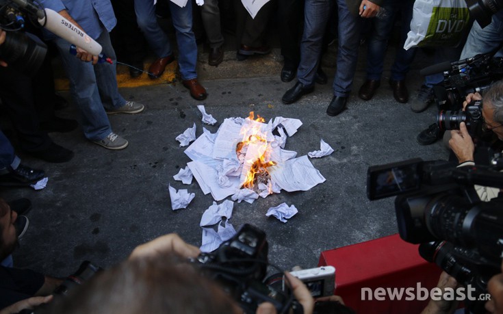 Οι συνταξιούχοι έκαψαν τις επιστολές Κατρούγκαλου