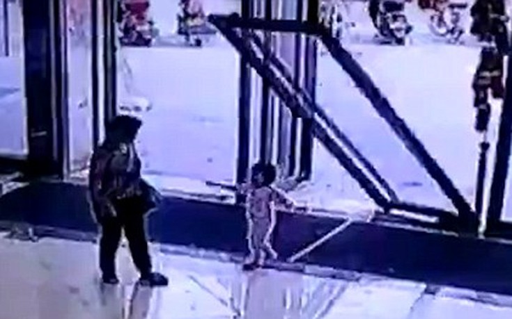 Γυάλινη πόρτα ισοπέδωσε 3χρονη σε εμπορικό κέντρο της Κίνας