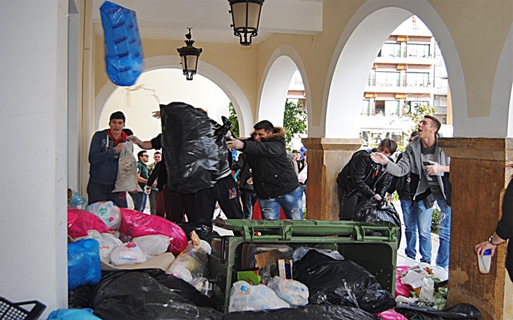 Πέταξαν αυγά, πορτοκάλια, ντομάτες και σκουπίδια στο δημαρχείο Ζακύνθου