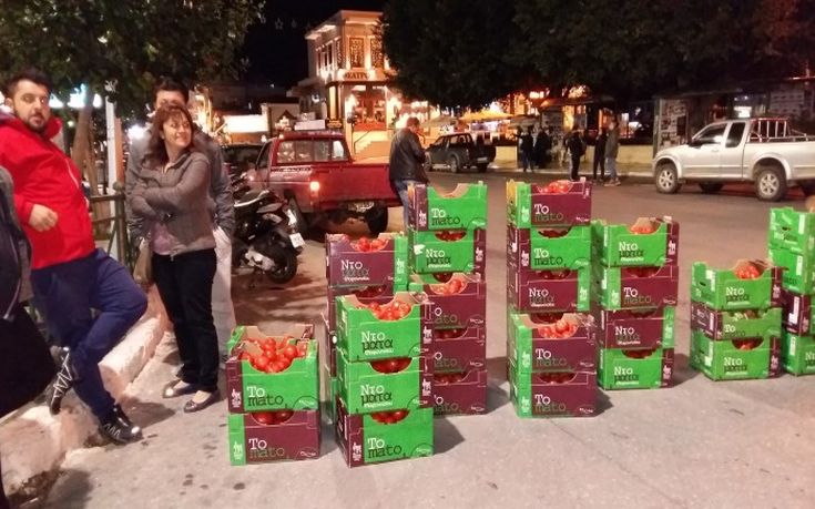Αγρότες των Χανίων μοιράζουν δωρεάν ντομάτες στο κέντρο της πόλης