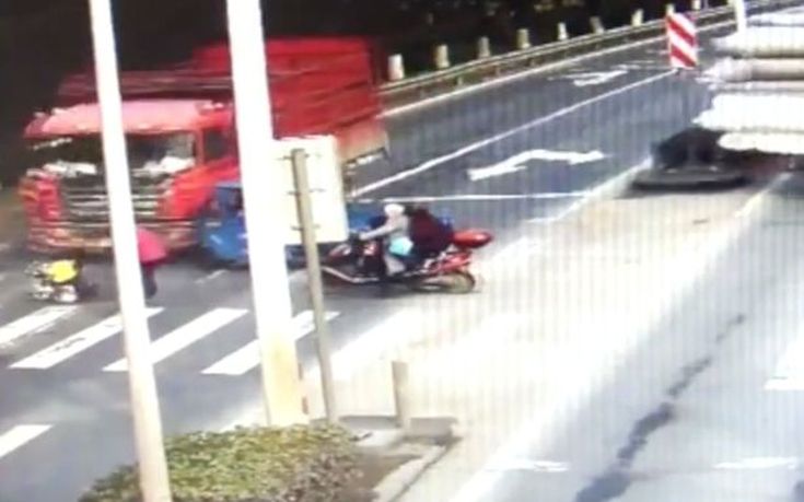 Τρίχρονο παιδί βρέθηκε κάτω από τις ρόδες φορτηγού στη Κίνα