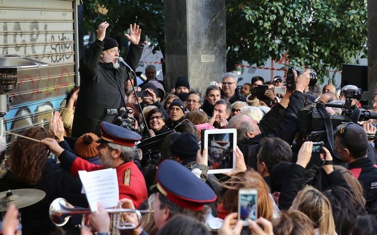 Ο Σαββόπουλος είπε τα κάλαντα μπροστά από το καμένο «Αττικόν»