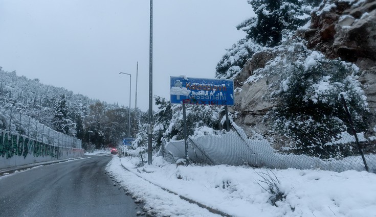 Πού έχει διακοπεί η κυκλοφορία και πού χρειάζονται αλυσίδες λόγω χιονόπτωσης