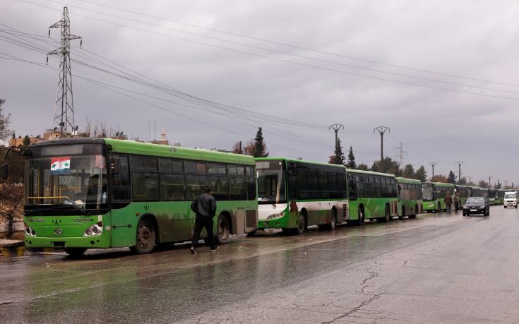 Φλέγονται τα λεωφορεία που θα απομάκρυναν αμάχους στο Χαλέπι