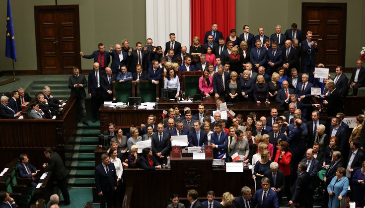Εξαγριωμένοι διαδηλωτές εγκλώβισαν την Πολωνή πρωθυπουργό και βουλευτές μέσα στη Βουλή