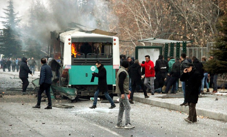 Δεκάδες νεκροί και τραυματίες στην έκρηξη σε λεωφορείο στην Τουρκία