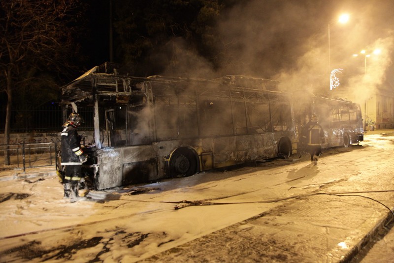 Ανάληψη ευθύνης για τα καμένα τρόλεϊ στην Πατησίων: Συντριπτικό κτύπημα στη σάπια κοινωνία