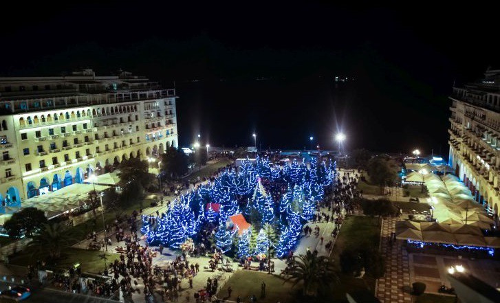 Ένα φιλί για καλό σκοπό στην Πλατεία Αριστοτέλους