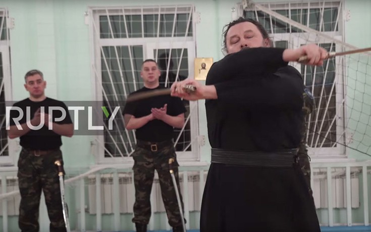 Ρώσος ιερέας με μαύρη ζώνη στο αϊκίντο