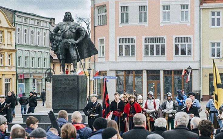 Τι θυμίζει αυτό το άγαλμα με τα πρώτα χιόνια