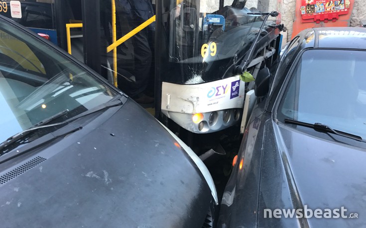 Ένας σοβαρά τραυματίας και ζημιές σε 12 ΙΧ ο απολογισμός της τρελής πορείας του λεωφορείου