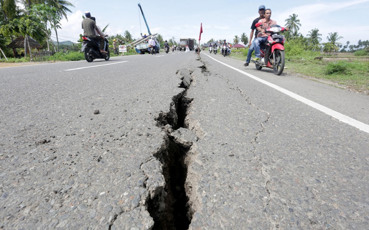 Άνοιξαν στα δύο δρόμοι από το σεισμό στην Ινδονησία
