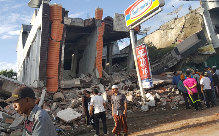 Νεκροί και μεγάλες καταστροφές στην Ινδονησία μετά τον σεισμό των 6,5 Ρίχτερ