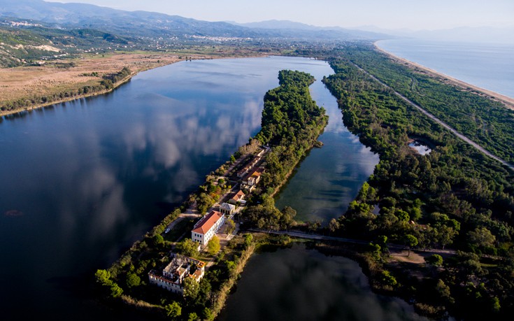 Η λίμνη που μια λωρίδα γης τη χωρίζει από τη θάλασσα