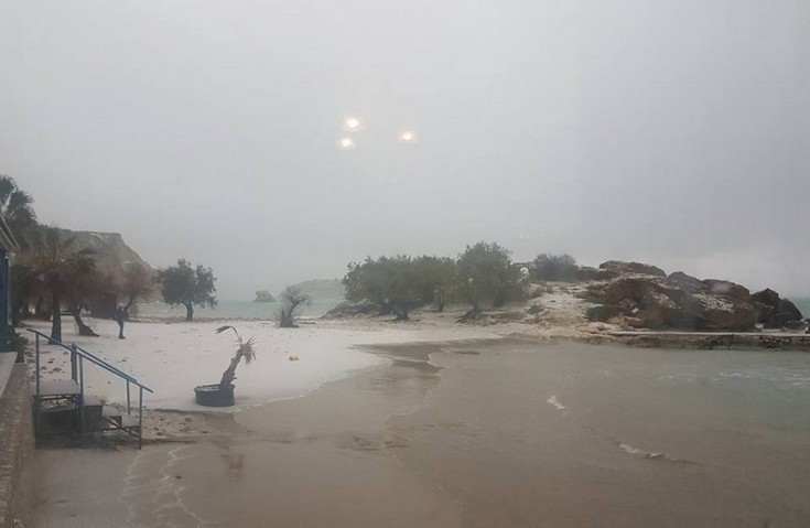 Φωτογραφίες από χιονισμένη παραλία των Χανίων