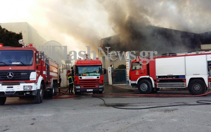 Μεγάλη φωτιά σε αποθήκη ξυλείας στο Ηράκλειο