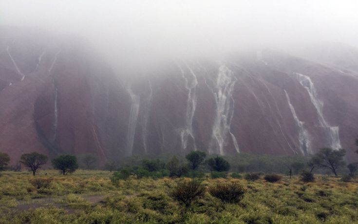 Έντονη βροχή μετέτρεψε μονόλιθο σε καταρράκτη στην Αυστραλία