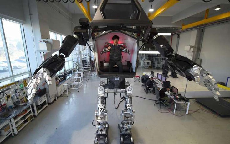Τεράστιο ρομπότ βγαλμένο από το «Avatar» περπατά και το έδαφος σείεται