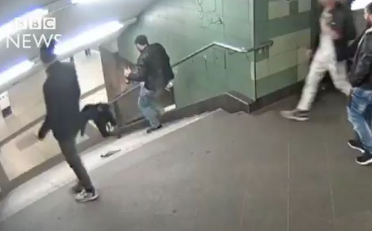 Κλώτσησε μια γυναίκα στις σκάλες του μετρό και… έφυγε