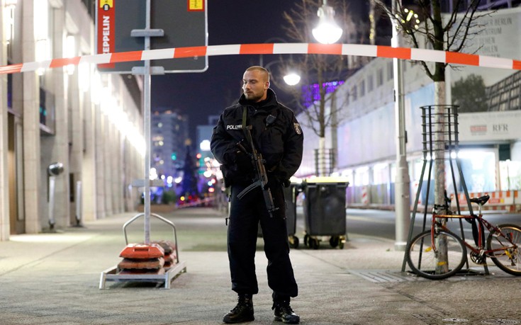 Η αστυνομία στο Βερολίνο καλεί τον κόσμο να παραμείνει σπίτι του