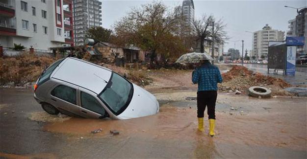 Πατέρας και κόρη παρασύρθηκαν από ορμητικά νερά στην Τουρκία