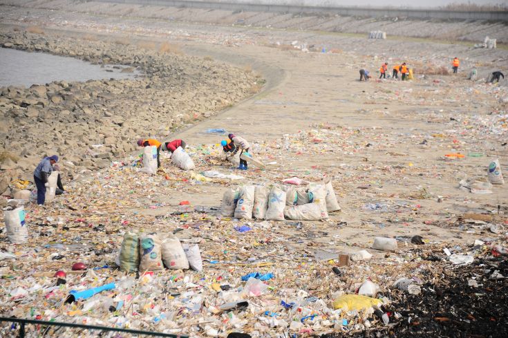Τρεις χιλιάδες τόνοι οικιακά απορρίμματα κατέληξαν στον ποταμό Γιανγκτσέ