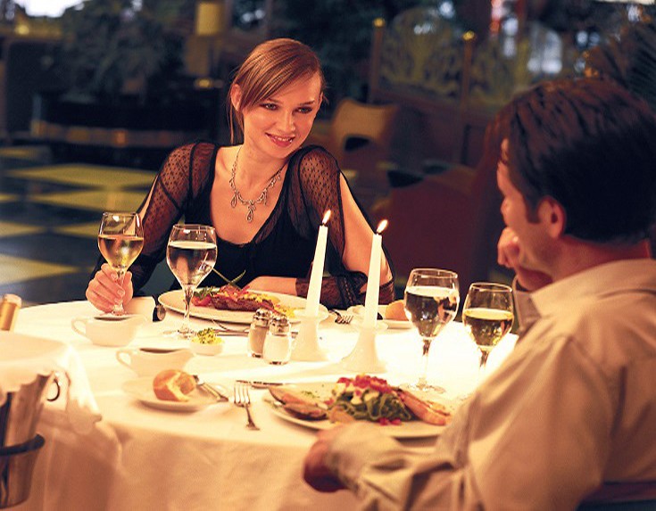 coupleglamdinnerlight