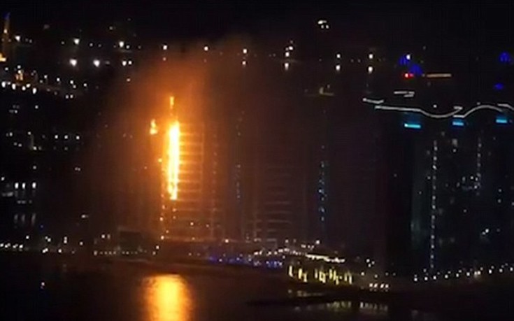 Φλόγες «καταπίνουν» πολυτελές κτίριο στο τεχνητό νησί του Ντουμπάι