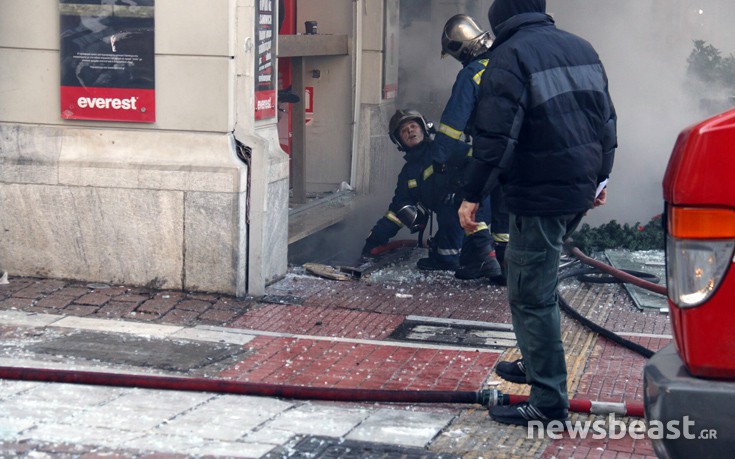 Εγκλωβισμένους στο υπόγειο του Everest ψάχνουν οι πυροσβέστες