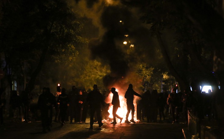 Φτιάχνουν ομάδα προσαγωγών και συλλήψεων για τους κουκουλοφόρους των Εξαρχείων