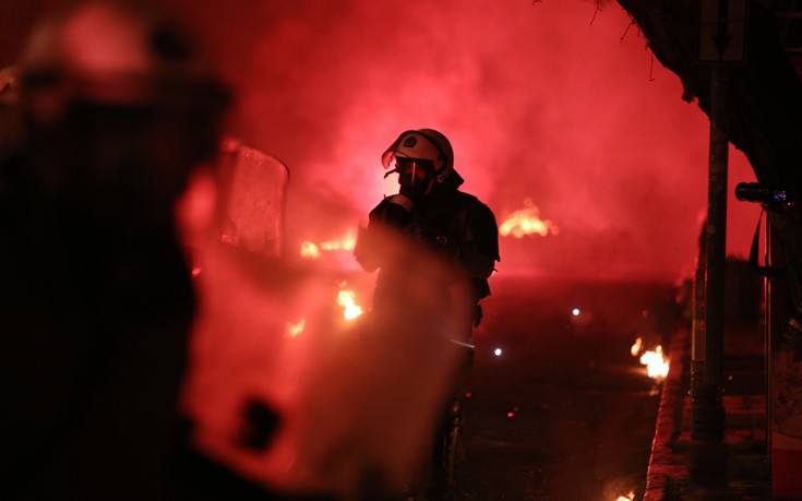 Βελτιώνεται η υγεία της δικηγόρου που τραυματίστηκε από φωτοβολίδα