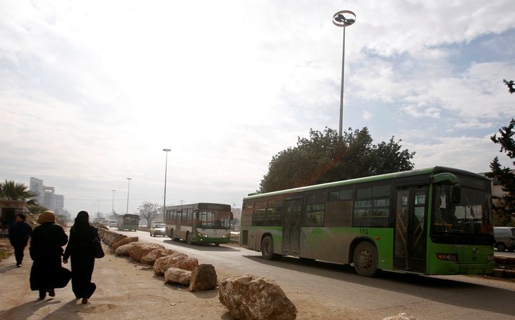 Αντάρτες και οι οικογένειές τους αποχωρούν από συνοικία της Δαμασκού