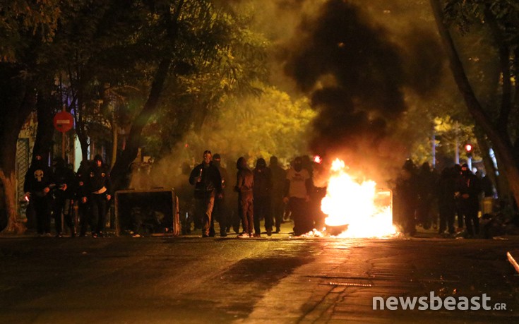 Μολότοφ, πετροπόλεμος και οδοφράγματα στα Εξάρχεια