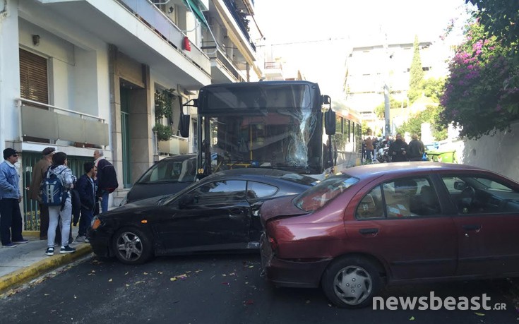 Ακυβέρνητο λεωφορείο παρέσυρε τα πάντα στο πέρασμά του και χτύπησε ηλικιωμένο