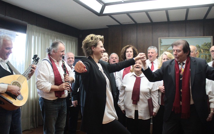 Η Όλγα Γεροβασίλη έσυρε το χορό μέσα στο υπουργείο